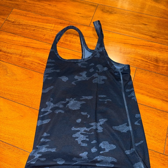 Lululemon 6 Black and Gray Camouflage Tank Top - Picture 5 of 5